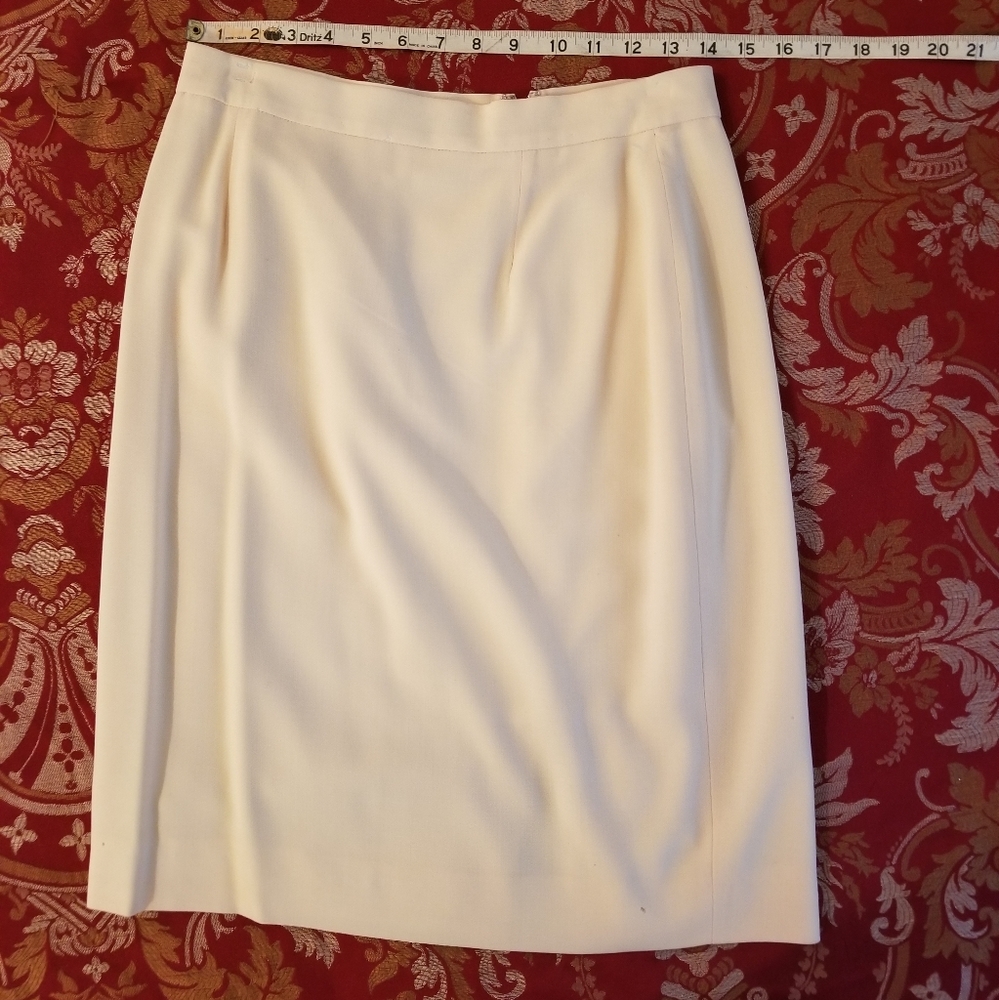 Pre-owned lgr 100% wool pencil skirt. Size 10